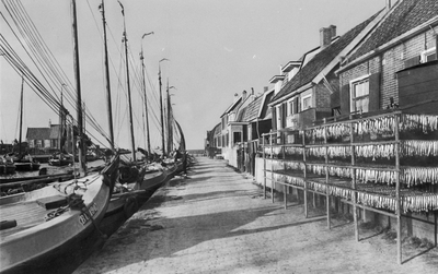 128086 Gezicht op de Havendijk langs de haven van Spakenburg (gemeente Bunschoten), met links enkele Bunschoter botters ...